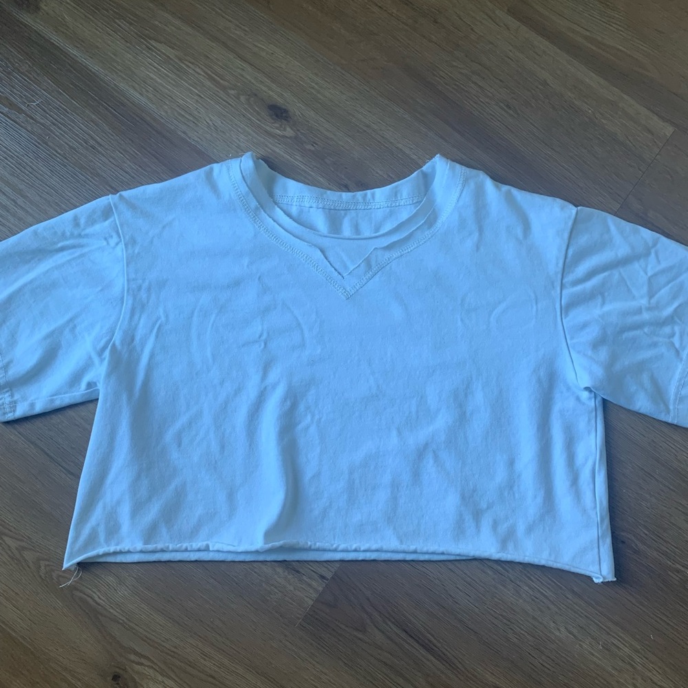 White cropped tee shirt